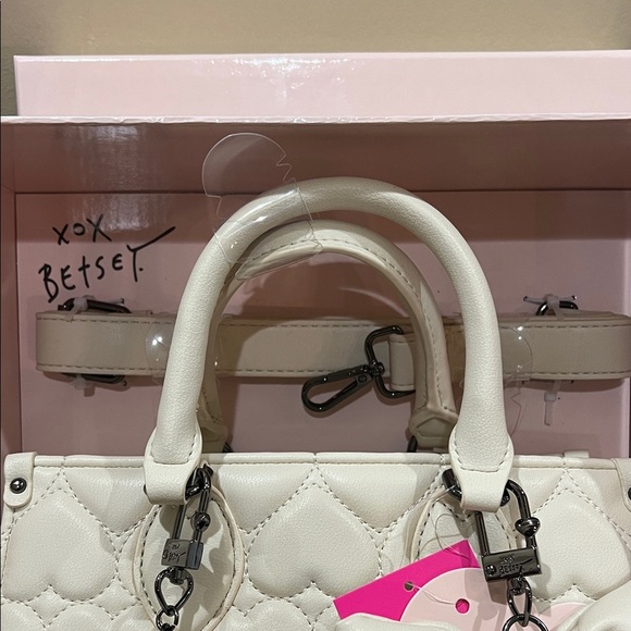 Betsey Johnson | “XO Roxie” w/ Crossbody & 2 Bag Charms (includes gift box) - Picture 7 of 12